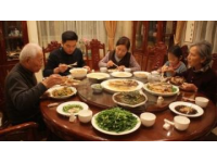 體驗(yàn)西安老字號(hào)曹家涼皮，40年傳承的美味，值得一嘗！