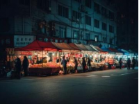 安州花街荄鎮(zhèn)先林橋便民菜市：雨中生機(jī)與繁榮的小世界