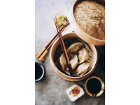 師傅揭秘：水晶餃子的秘訣——生粉與沸水燙面的正確做法！