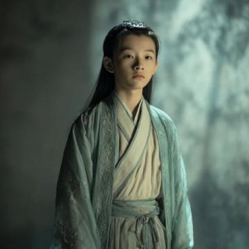 因?yàn)槭废嬖频哪樕戏噶诵影甙_，于是有了治療藥物薔薇硝出場，但是被茉莉粉