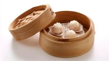 芋餃?zhǔn)侵袊?guó)南方（尤其是福建、江西等地）的傳統(tǒng)小吃，外皮用芋頭和淀粉制作