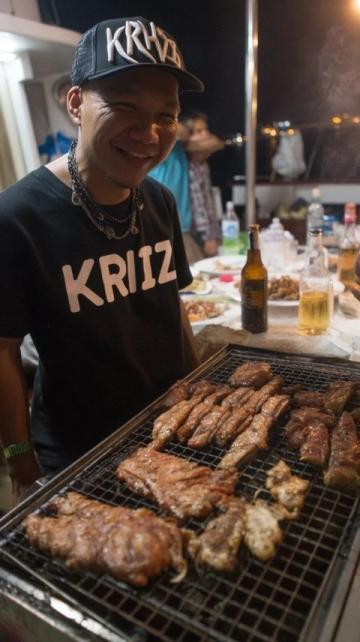 探秘新密美食夜市:文昌大公雞與炭火羊排的魅力