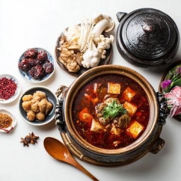 西峰下莊羊肉那可是一絕,清晨羊肉館子就開始忙碌，大鐵鍋里羊肉湯翻滾
