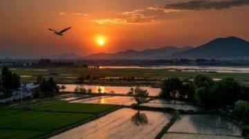 松滋縣有個小鎮(zhèn)邊緣臨大湖，大片水面映照著夕陽。