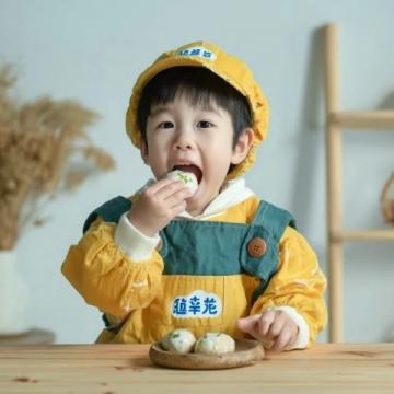 謝浩男媽媽許健華成功回歸，帶小女兒上學,還展示廚房神器