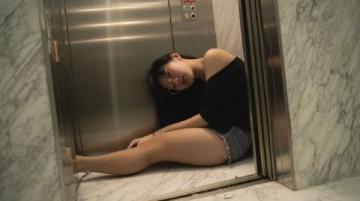 進(jìn)電梯前的她感動得熱淚盈眶