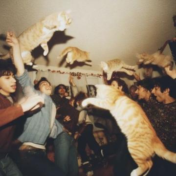 1990年除夕夜，唐國強(qiáng)的妻子洗完澡化完妝，穿上一身新衣