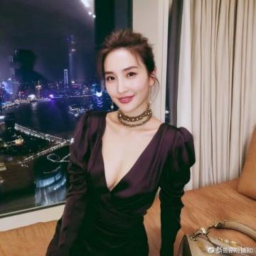 1985年，楊紫瓊與香港富商潘迪生相戀，兩人熱戀3年后，在楊紫瓊26歲那年