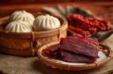以下是一道原創(chuàng)改良版粉蒸肉食譜，以茶香解膩、果香增鮮為特色