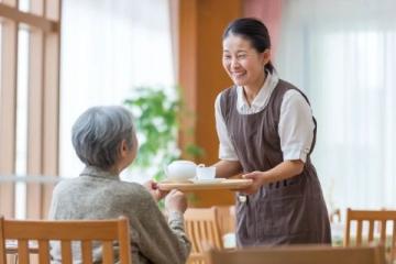 資深住家保姆招聘：九年駕齡，擅長烹飪與家務(wù)照料