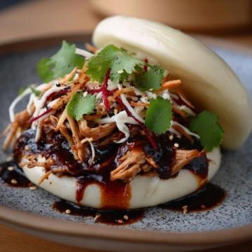 以下是一道原創(chuàng)改良版粉蒸肉食譜，以茶香解膩、果香增鮮為特色