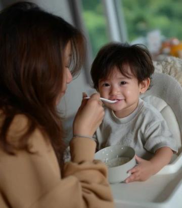 郝劭文妻子二胎生子，曬兒子吃雞腿照笑翻網(wǎng)友
