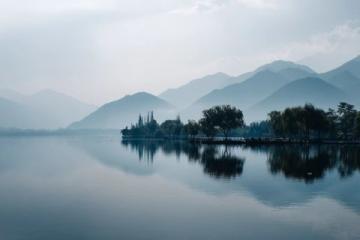 黎明六點，微光悄然灑落順峰山公園的青云湖畔,湖水仿若被喚醒的精靈，泛起粼粼波光