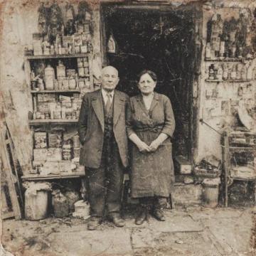 這是1945年11月份的一組珍貴老照片，拍攝于重慶路邊的一家小吃店