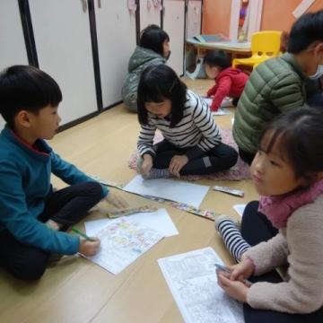 韓城交警進(jìn)幼兒園:五一前帶萌娃學(xué)交通安全知識(shí)