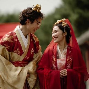 5月20日，孔子第76代孫公開消息，自己已在美國結(jié)婚，妻子厚唇大眼是大馬名媛
