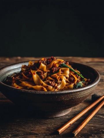 深秋大食堂午餐菜單：炸雞腿配肉絲面，溫暖又美味