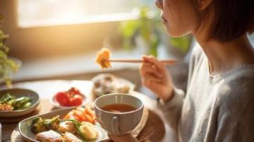 五步打造'好好吃飯': 專注飲食、傾聽(tīng)身體、個(gè)性選擇、儀式感與心理調(diào)適