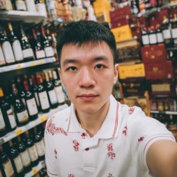 在西虹市首富中，沈騰飾演的王多魚(yú)為了完成一個(gè)月花光十億的賭約，花重金邀請(qǐng)了