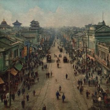 某市，一個游客去旅游，聽聞長街宴口碑很好，因此便買了票前去享用