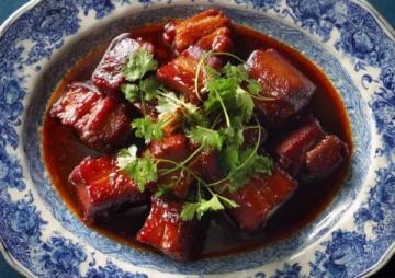 以下是一道原創(chuàng)改良版粉蒸肉食譜，以茶香解膩、果香增鮮為特色