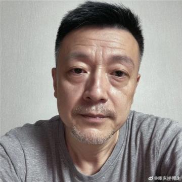 在西虹市首富中，沈騰飾演的王多魚(yú)為了完成一個(gè)月花光十億的賭約，花重金邀請(qǐng)了