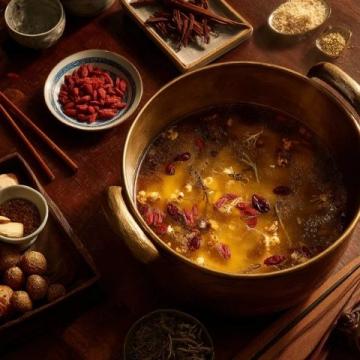 山東是魯菜的發(fā)源地，魯菜作為中國八大菜系之一，以咸鮮為主、注重火候和刀工