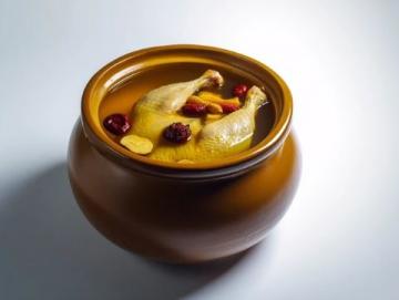 四季適用：營養(yǎng)豐富玉米排骨湯的家常制作方法與升級(jí)版變體