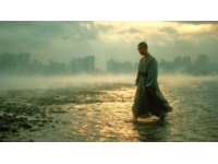 黎明六點，微光悄然灑落順峰山公園的青云湖畔,湖水仿若被喚醒的精靈，泛起粼粼波光