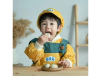 謝浩男媽媽許健華成功回歸，帶小女兒上學,還展示廚房神器