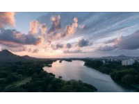 松滋縣有個小鎮(zhèn)邊緣臨大湖，大片水面映照著夕陽。
