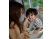 郝劭文妻子二胎生子，曬兒子吃雞腿照笑翻網(wǎng)友