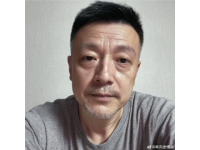 在西虹市首富中，沈騰飾演的王多魚(yú)為了完成一個(gè)月花光十億的賭約，花重金邀請(qǐng)了