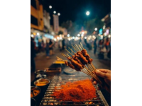 昨晚社會百態(tài)里"公婆深夜遛娃吃串"的視頻溫暖了無數(shù)人，老人抱著烤串笑說"被媽媽發(fā)