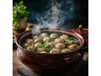 西峰下莊羊肉那可是一絕,清晨羊肉館子就開始忙碌，大鐵鍋里羊肉湯翻滾