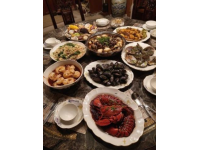 介紹中國傳統(tǒng)美食的英語作文(以下是一些中國各地的傳統(tǒng)美食介紹)