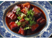 以下是一道原創(chuàng)改良版粉蒸肉食譜，以茶香解膩、果香增鮮為特色