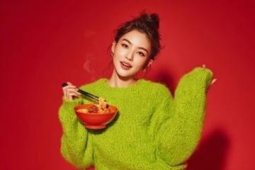 林允生日直播秀廚藝，中餐女神魅力綻放引期待！