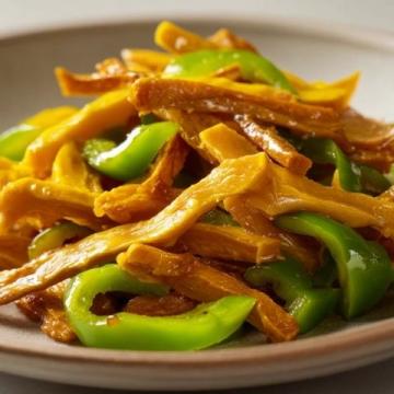 青椒肉絲，這道經(jīng)典的中式家常菜，以其色澤鮮艷、口感豐富而受到眾多食客的喜愛