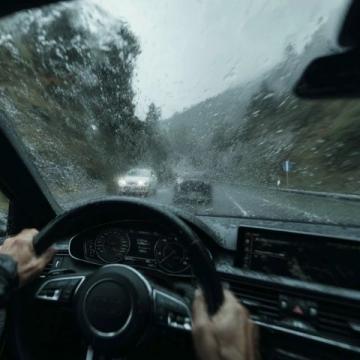 雨天安全行駛指南：降低車速、控好距離、亮尾燈