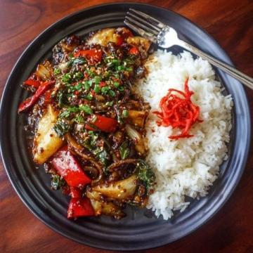 青椒肉絲，這道經(jīng)典的中式家常菜，以其色澤鮮艷、口感豐富而受到眾多食客的喜愛