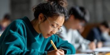 高考命題四階段演變:從知識立意到素養(yǎng)導(dǎo)向