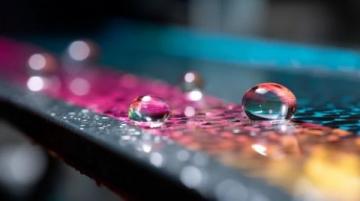 雨水帶來涼爽天氣，適合外出逛街