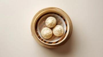 以下是一道原創(chuàng)改良版粉蒸肉食譜，以茶香解膩、果香增鮮為特色