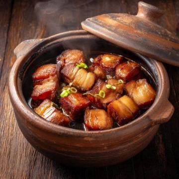 昨晚家常三菜一桌香：五花肉燒土豆、清炒蓮藕苗、清炒黃豆芽