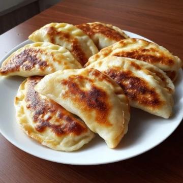 小云美食分享今天給大家分享一種家常餡餅的做法，薄皮大餡，非常好吃