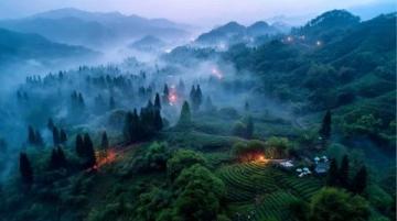江西上饒的望仙谷以其夜色聞名，被譽(yù)為懸崖上的仙俠世界或峽谷中的清明上河圖