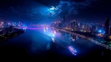 夜晚的汕頭：華僑公園海濱長廊燈火璀璨，人流不息
