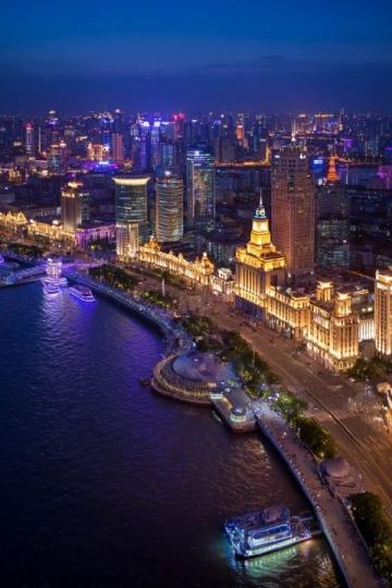 夜晚的汕頭：華僑公園海濱長廊燈火璀璨，人流不息