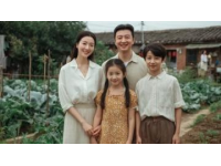 一家三口逛街吃完李先生牛肉面,時(shí)光倒流回到了從前